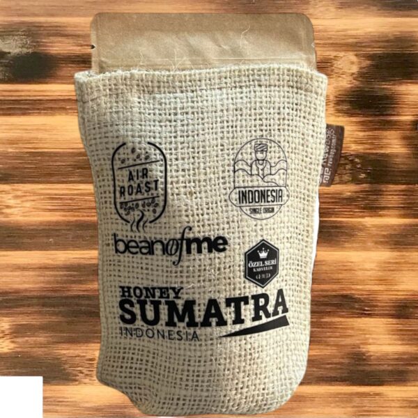 IINDONESIA – Sumatra Honey Asiditesi Yüksek, Gövdesi Dengeli, Tatlı Meyve Tonlarını Belirgin Hissedebileceğiniz Nitelikli Kahvedir.